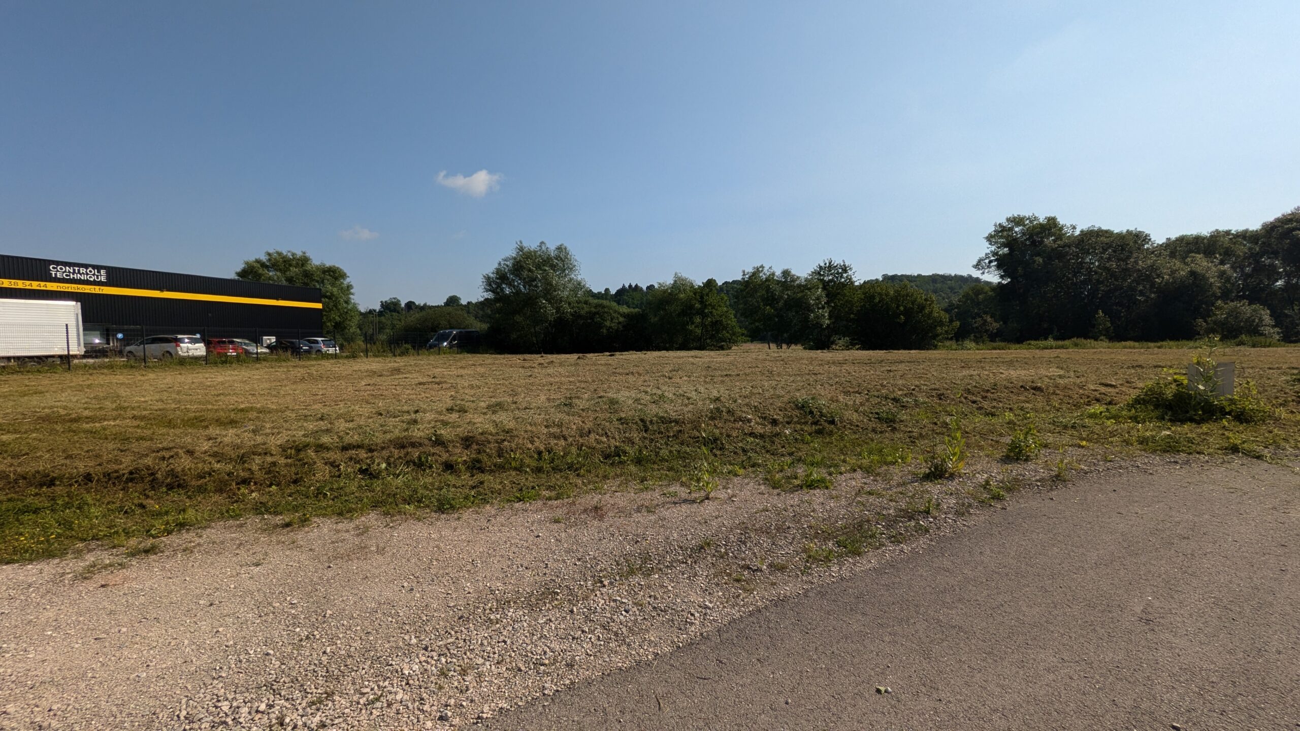 Photo de la zone de la cotonnière à Poussay avec Norisko -controle technique à proximité