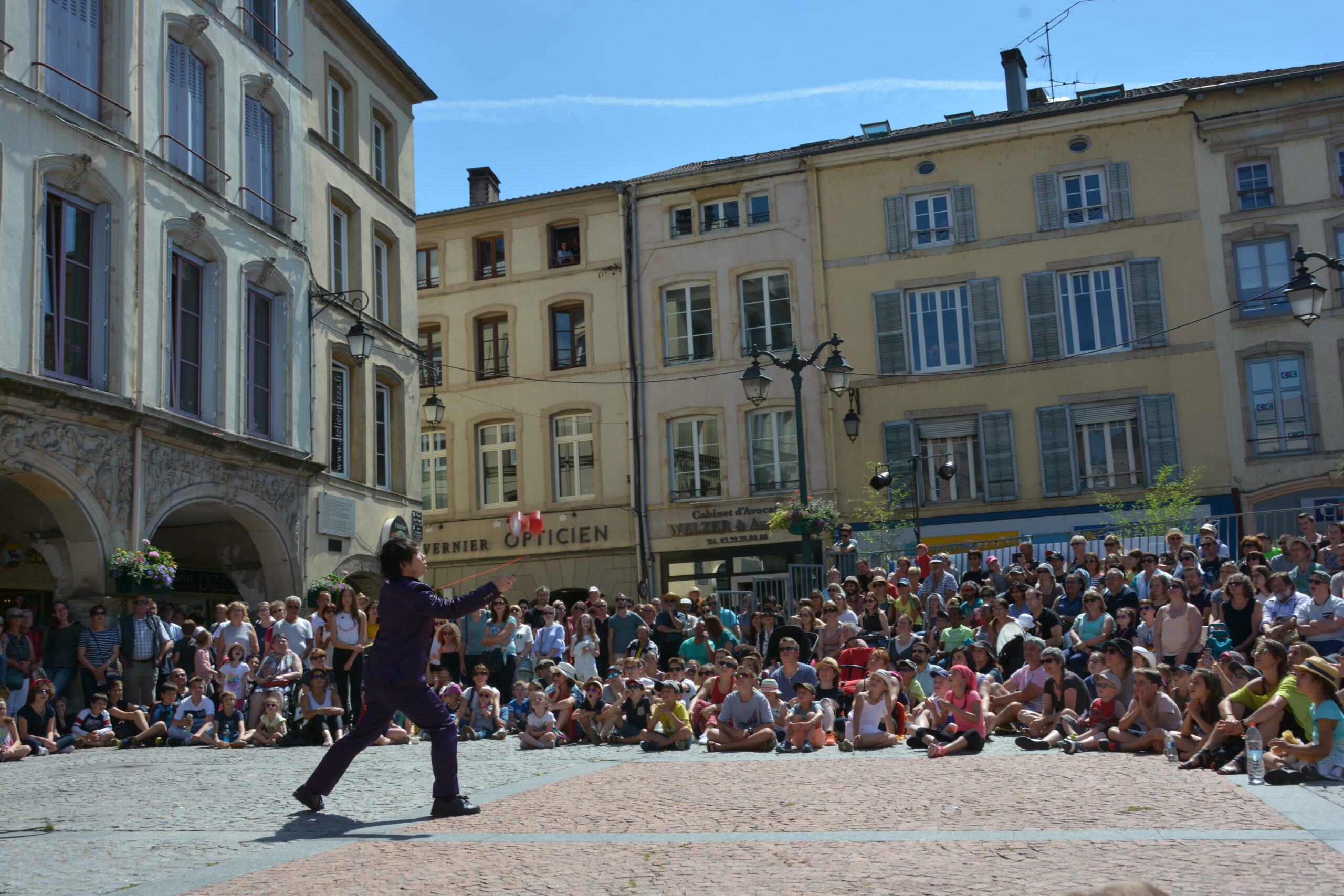 festival rue et compagnie à epinal dans les vosges, spectable de rue d'un artiste avec diabolo