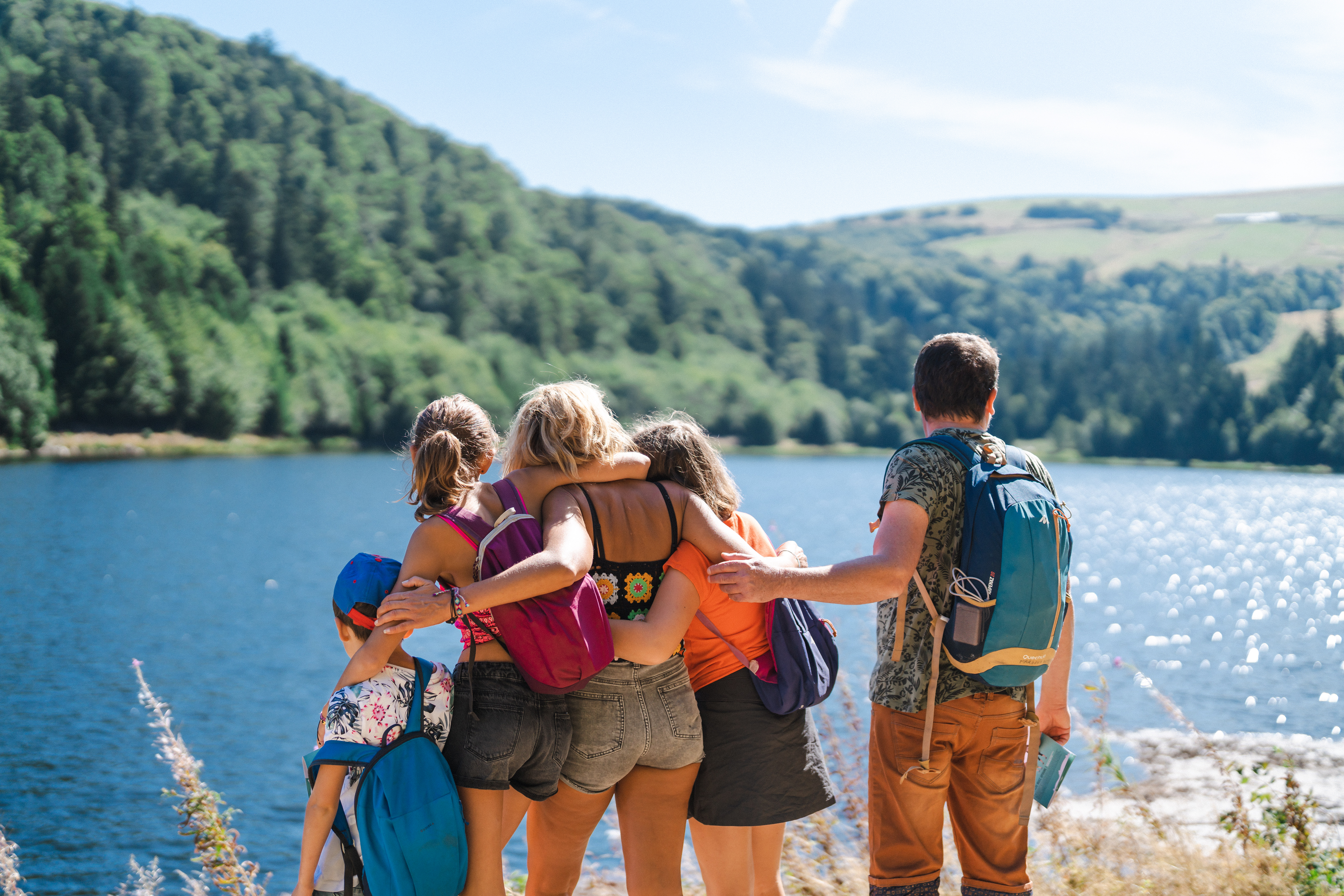 famille au bord d'un lac dans les vosges