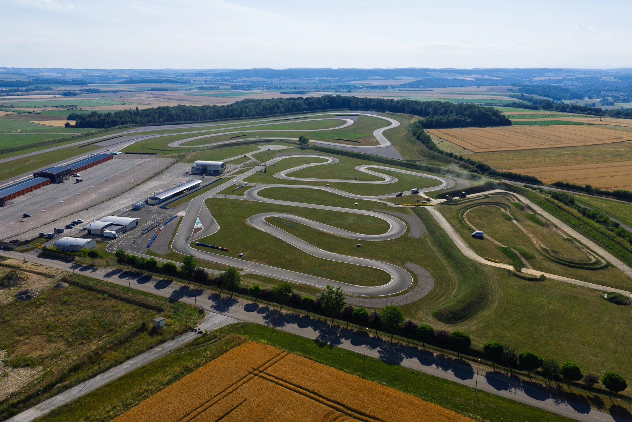zone foncière proche aeropole mirecourt juvaincourt, avec le circuit automobile et les pistes automobiles